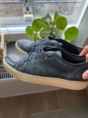 Lavin skor - Lanvin skor | mörkblå grönaktiga | olivgrön captoe | strl US 8 motsvarande 43 | 7/10 skick | fler bilder går att lösa | endast skor medkommer