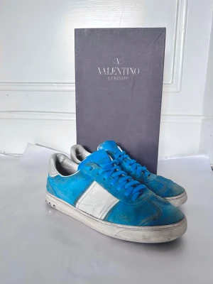 Valentino Flycrew Skor/Sneakers - Valentino Garavani Flycrew Sneakers - Slitna men bara kosmetiskt, häftiga skor med unika detaljer och unik färg - Storlek 39 & 1/2 men sitter stort ca 41 (har passat som 41) - Några av nitarna har tyvärr lossnat - Använda men okej, handgjorda skor i Italien, nypris ca 7000kr - Erbjuder ett bra pris som kan diskuteras - Tveka inte att höra av er vid frågor eller intresse! /Sthlmreuse