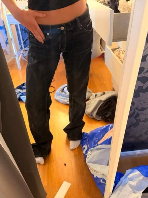 Zara jeans - Zara trf wide leg låg midja. Lågmidjade vida jeans ifrån Zara! Jag är 172