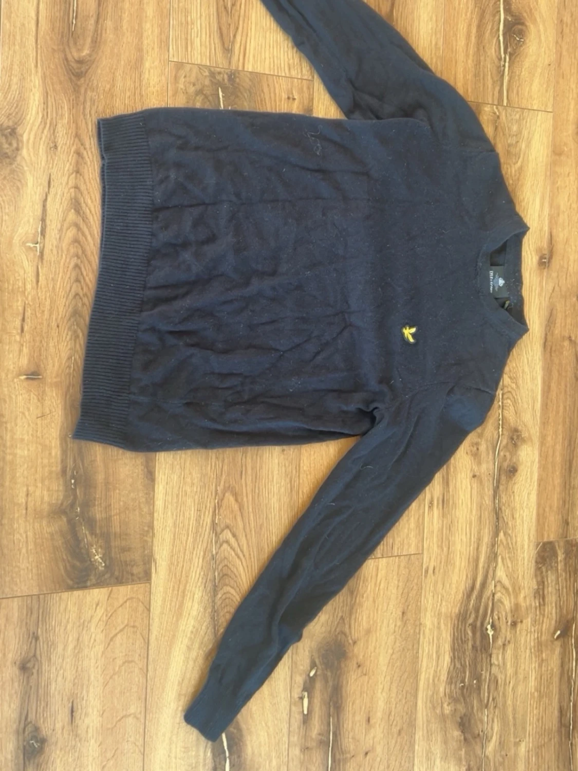 Mörkblå stickad tröja från Lyle & Scott