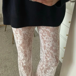 Broderade vita byxor - Säljer dom här super coola byxorna från NAKD i strlk XS! (Inga tillhörande shorts man kan ha under tillkommer eller är inbyggda) försöker visa bild på hur de ser ut i midjan på sista bilden. Skriv för frågor eller fler bilder❤️