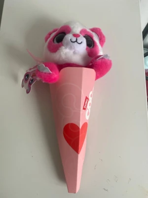 Söt rosa panda plush i blomstrut 🩷🐼 - Supergullig liten panda/plush med blomstrut 💕 Perfekt som present, dekoration eller till samlare. Fint skick.
