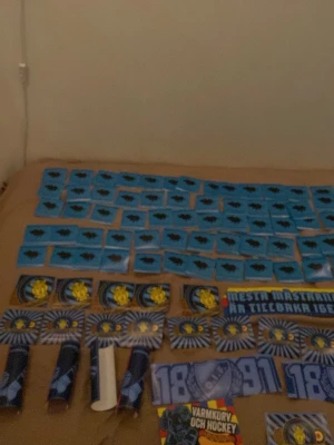 Stort paket Djurgården IF klistermärken - Säljer ett stort paket med olika Djurgården IF klistermärken i blått, gult och svart. Motiven inkluderar DIF-loggor, texter som 'Mesta mästarna är tillbaka igen', siffror, samt hockey- och fotbollsrelaterade bilder. Perfekt för att visa ditt stöd för laget!