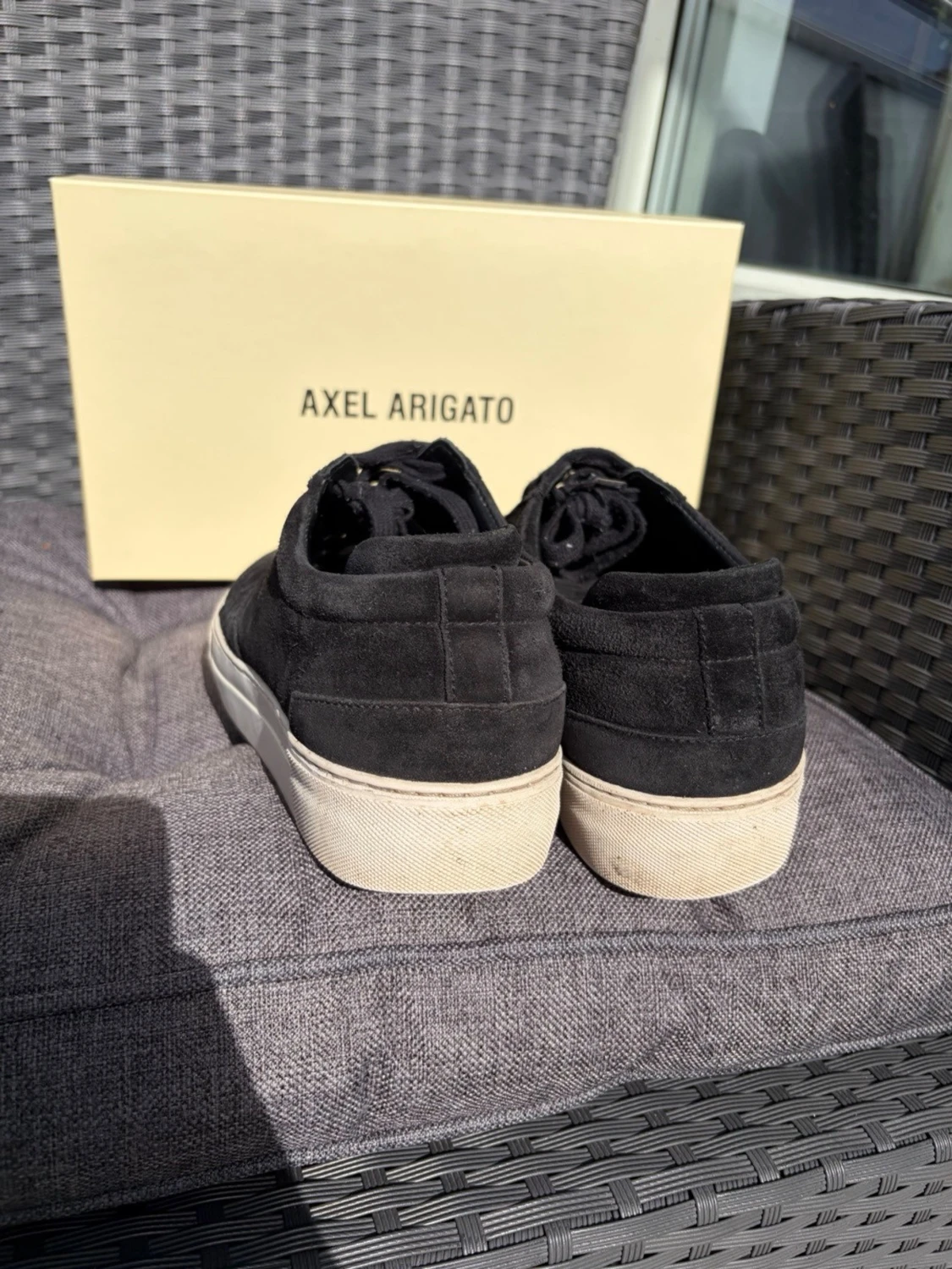 Svarta sneakers från Axel Arigato i mocka - 4