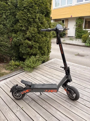 Kukirin G2 - Säljer en Kukirin G2 har gått ca 200km! Räckvidd 55km hastighet 45-50km/h går att spärra till 25km/h på 2 sekunder och tillbaka såklart.. har även monterat en helt ny bromsskiva bak! finns att hämta i Eskilstuna📍pris går att diskutera 