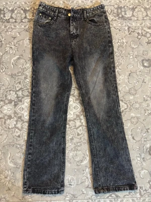 Svarta raka jeans från Levi's - Snygga svarta jeans från Levi's med rak passform och klassisk femficksdesign. Jeansen har en tvättad look och detaljer som nitar och Levi's ikoniska läderpatch bak i midjan. Perfekta för en avslappnad stil.