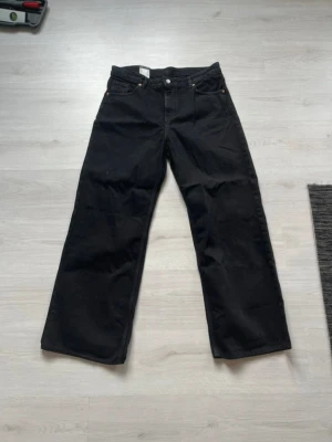 Jeans - Helt nya aldrig använda jeans från monki, baggy low waist modell!
