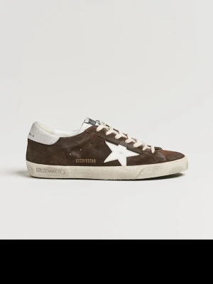 Golden Goose Superstar bruna sneakers - Fits like 41 & I have receipt!!! Snygga bruna Golden Goose Superstar sneakers i mocka med vit stjärndetalj på sidan och vit häl. Skorna har vita snören och en vintage-inspirerad sula. Perfekta för dig som gillar en avslappnad men trendig stil.
