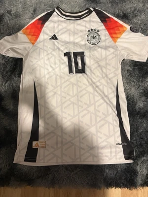 Tysklands fotbollströja Musiala #10 - En Tysklands fotbollströja som jag har använt den 1 gång och det är på bra kvalitet, passar för de som har S