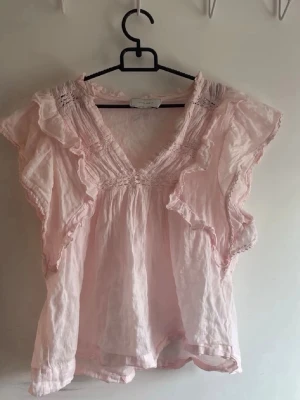 Ljusrosa volangblus med v-ringning -  Lägger ut igen☺️