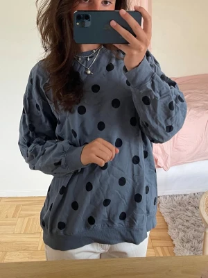 Polka dot sweatshirt!! - Så snygg och cool 
