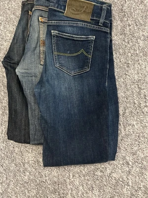 Mörkblå jeans från Jacob Cohen - Snygga mörkblå jeans från Jacob Cohen. Dem passar nån på ca 175cm och är i prima skick. Hör av dig vid minsta fråga👍