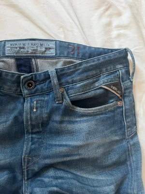 Blå Replay jeans - Snygga blå jeans från Replay. Jeansen har en smal passform. Perfekta för en trendig och avslappnad stil. 