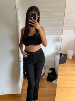 Svarta raka jeans med hög midja - Snygga svarta jeans med raka ben och hög midja från Gina Tricot. 
