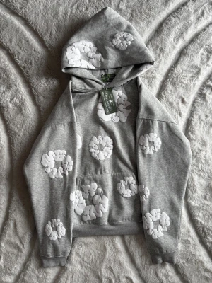 Matchandes set från Denim Tears - Säljer mitt gråa set från Denim Tears – hoodie + shorts.   Riktigt clean och snygg färg som passar till allt. Perfekt för sommaren och väldigt bekvämt att bära.  • Färg: Grå   • Hoodie + shorts   • Storlek: S • Skick: Helt ny, aldrig använd  Säljs då det inte kommer till användning längre.   PM vid intresse eller frågor.