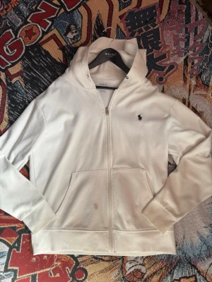 Ralph Lauren tröja  - Säljer min Ralph Lauren tröja eftersom jag har slutat använda den. Storlek S. Den har en fläck som jag inte kan ta bort och orkar inte att försöka ta bort den därav priset.