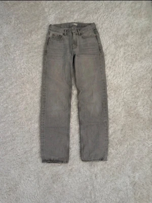 Gina Tricot Jeans - Jättesnygga raka grå jeans med låg midja från Gina Tricot. Säljer eftersom de blivit för små. Storlek 34💞endast använda 3-4 gånger.