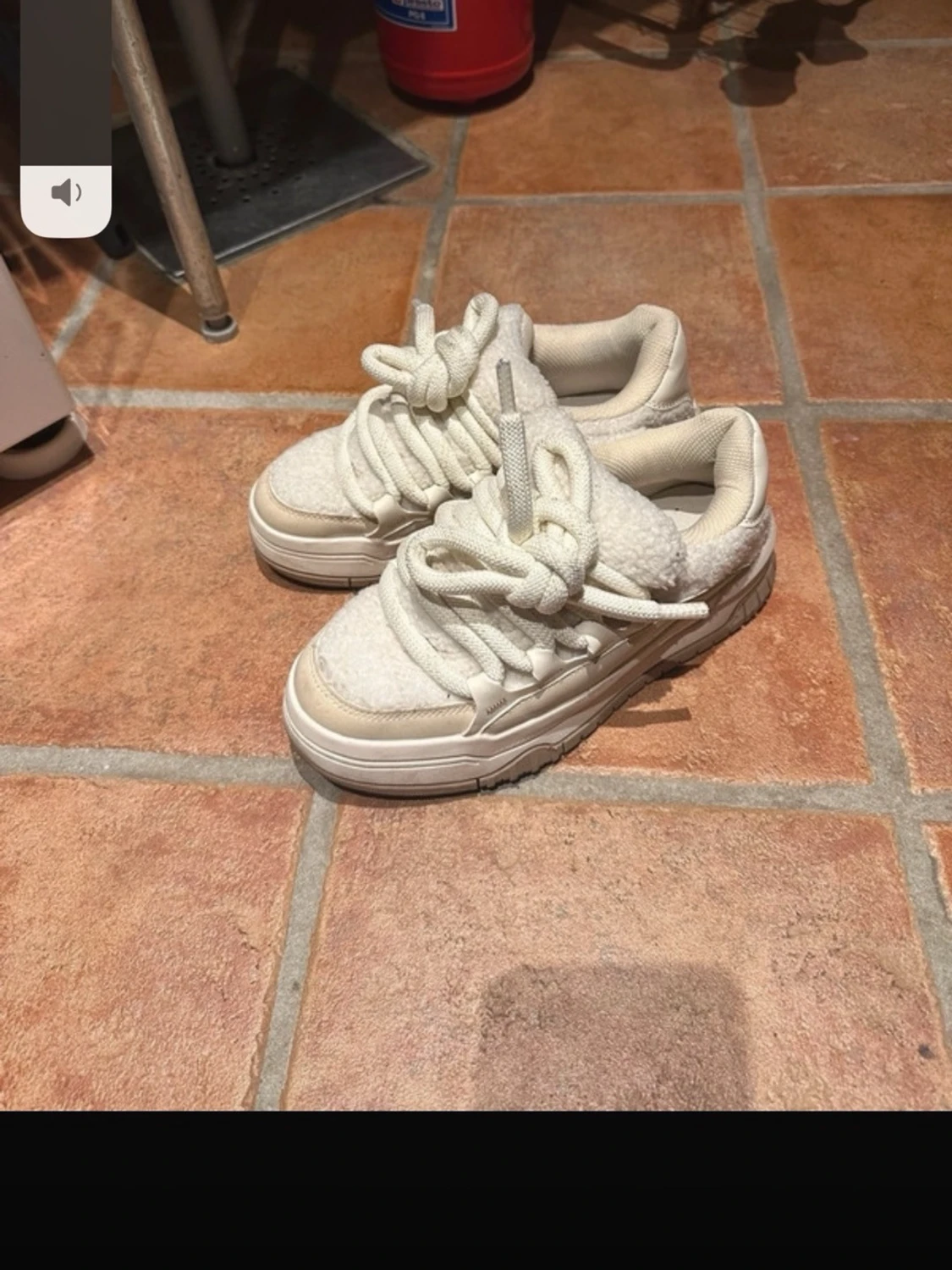 Beige teddy-sneakers med chunky sula