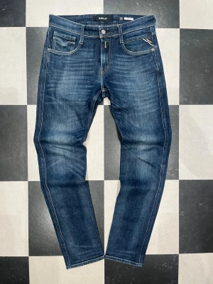 Replay Anbass W30 - Jeansen är i princip oanvända och aldrig tvättade. Man kan se att det är ett selvedge liknande material som gör att man får snygga märken och slitningar.