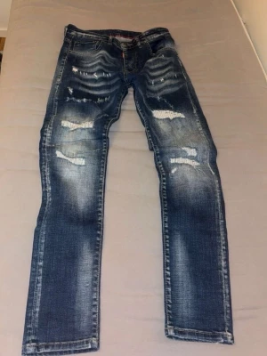 Mörkblå dsquared2 jeanse - Snygga mörkblå skinny jeans från dsquared2 de är aldrig använda och är helt nya i perfekt skick utan prislapp de är i stl 42 säljer eftersom de va fö stora