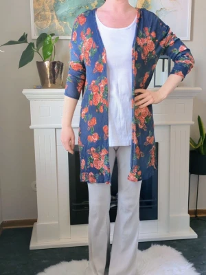 Längre Cardigan H&M Storlek S-M - Superskön mjuk tunn och elastisk lite längre cardigan i jättefint skick. - Storlek S men passar M bäst eller större S. - Använd ett fåtal gånger lite lite ludd kan synas mest i kanter men tass lätt bort med noppmaskin och någon tråd sticker ut på ärm de bör nog träs igenom och knytas på baksida. - Jag kan ha missat någon miniskavank men jag har försökt att granska så gott det går. 