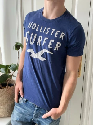 Hollister tee - Hollister tee, Inga defekter! Modellen i bilderna är 180 cm 75 kg och bär Storlek M , Kom med frågor! 🌟 (Kan gå ned i pris vid köp av paket 😉) 