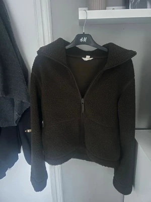 Mörkgrön teddyjacka från H&M - Snygg teddyjacka från hm i storlek S🥰