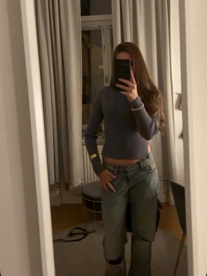 Säljer ett par Zara jeans💕💕 - Säljer ett par populära Zara jeans som sitter perfekt och är nästan oandvända. Pris kan diskuteras vid snabb köp💕💕