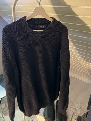 Mörkblå stickad tröja från Replay - Säljer en Replay stickad tröja i storlek XXL.  Tröjan är i bra skick och har en snygg, klassisk stickad design som passar till både vardag och mer stilrena outfits. Bekväm passform och mjukt material som sitter skönt på kroppen.  Storlek är XXL, men den sitter väldigt bra som en vanlig L i passformen.  Pris: 579 kr Storlek: XXL (passar som L)