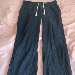 Roxy byxor - säljer dessa super snygga svarta ( men ser lite mörkblåa ut ) linnebyxorna som tyvärr är lite korta på mig eftersom jag sydde upp dem!( jag är 160 ) De är väl använda men har inga skavanker. Midje måttet är ungefär 38 men går att sjustera eftersom de finns snören ❤️