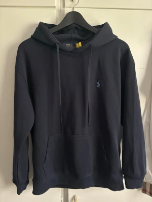 Mörkblå hoodie från Polo Ralph Lauren - Mörkblå hoodie från Polo Ralph Lauren. Storlek M men sitter som S. 