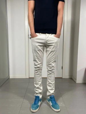 Dondup George Jeans - Säljer nu dessa Dondup George Jeans I DEN NYA MODDELEN, skriv för fler bilder/frågor🙌🏼