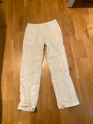 Vita linnebyxor - Vita linnebyxor från Gina Tricot använda väldigt få gånger. Inga smutsfläckar alls. 