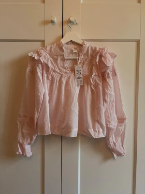 Ljusrosa volangblus - Gina Tricot 146/152 - Supersöt ljusrosa blus med volanger och spetsdetaljer från Gina Tricot. Helt ny!