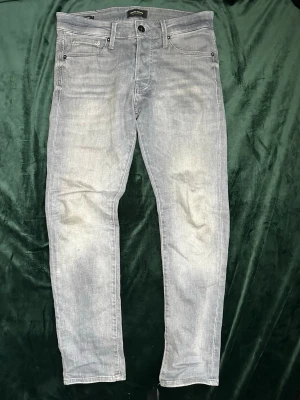 Jack & Jones  -  Ett par ljusgrå jeans från Jack & Jones som längre inte används. Passar med ganska mycket skulle nog säga en svart hoodie skulle passa väldigt bra. Pris kan diskuteras. MVH stentorparchive⚓️