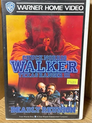 Walker Texas Ranger III VHS - VHS-film med titeln 'Walker Texas Ranger III: Deadly Reunion' med Chuck Norris i huvudrollen. Omslaget har starka färger med actionmotiv och klassisk 90-talsdesign. Svensk text och färgfilm. Perfekt för samlare av retrofilmer och actionklassiker.