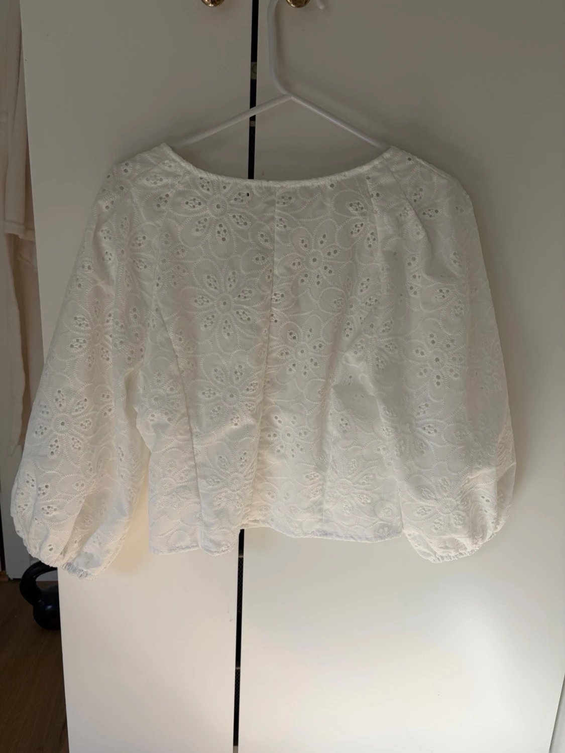 Vit blus med puffärm - 1