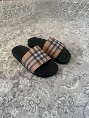 Burberry tofflor stl 41 - Helt oanvända burberry tofflor