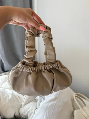 Beige handväska  - Super söt väska som inte kommer till någon användning🌸