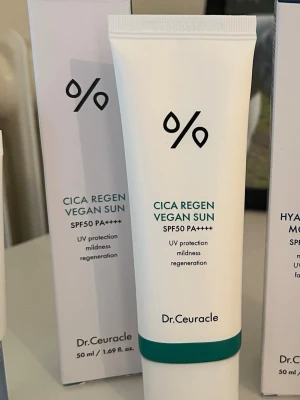 Dr.Ceuracle solskydd  - Solskydd från Dr.Ceuralce cica regen vegan sun 50ml. Helt ny och oanvänd. 