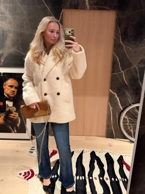 Vit dubbelknäppt kappa ZARA - Slutsåld vit kappa med oversized passform och dubbelknäppning framtill. Inköpt i december 2025 från Zara. ❗️Använd 1 kväll.❗️Alltså nyskick. Fick tag i sista exemplaret innan den var helt slutsåld. Storlek M men passar XS-L. 
