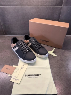 Burberry skor - Säljer nu mina sprillans nya Burrberry skor, som är asfeta. Storlek 42 och helt oanvända. Box, tags och dustbag medföljer!