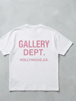 Vit t-shirt från Gallery Dept. - Vit t-shirt från Gallery Dept. med rosa tryck på bröstet. Klassisk rund halsringning och korta ärmar. Tillverkad i mjuk bomull för en skön och avslappnad look. Perfekt för dig som gillar minimalistisk stil och streetwear vibes.