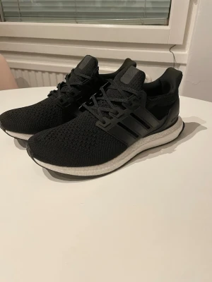 Svarta Adidas Ultraboost sneakers - Addidas ultra boost.nytt skick. Fraktar samma dag🚚