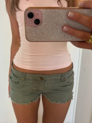 Khaki Lågmidjade shorts  - Såå fina khaki lågmidjade vintage jeansshorts! midjemått rakt över: 39. Jag är 168 och det är mina bilder, köp via köp nu direkt eller Swish, kvar tills markerad som såld 💖 