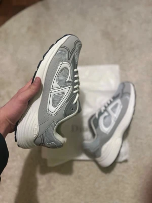 B30 sneakers - Säljer Gråa B30 sneakers, låda kommer ej med skorna.