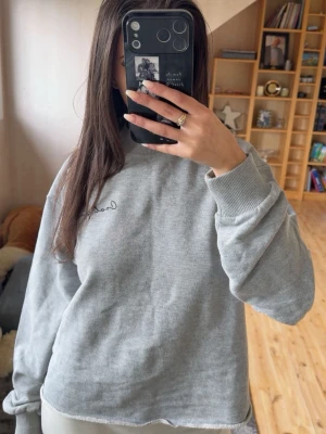 Grå sweatshirt  - Säljer min gråa sweatshirt då den inte kommer till användning. Den är i bra skick och high neck