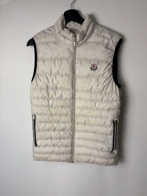 Moncler väst  - Säljer denna goa moncler väst i storlek S, skicket är okej det finns en fläck på ryggen. 