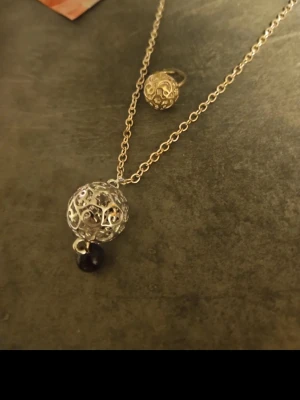 Silverfärgat halsband och en ring - Snyggt halsband och ring i matchande tema. Passar för dig som gillar det lilla extra. Pris kan alltid diskuteras, svarar snabbt och skickar snabbt. Bara att skriva vid funderingar och frågar.