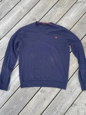 Tröja från Morris - Säljer en schysst v-neck från Morris med röd logga. Storlek M men passar även S. 8/10 skick inga tydliga defekter. Tveka inte att höra av dig vid minsta fråga eller fundering 🙌🙏